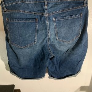 Knee length shorts with cuff. Dark denim